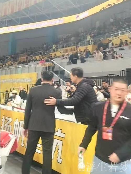 揭幕战温馨一幕!李春江受邀观看广厦总冠军颁奖仪式,受到热烈欢迎 揭幕战温馨一幕!李春江受邀观看广厦总冠军颁奖仪式,受到热烈欢迎